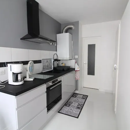 Superb Studio And Private Parking Apartment
